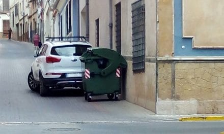 Contenedor en esquina de Calle Canalejas con Ramón y Cajal