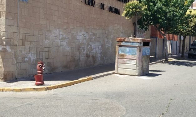 SOLUCIONADO – Contenedor de papel/cartón y boca de incendios en Avda. de Yecla