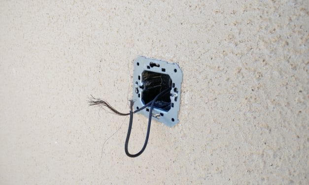 Conductores eléctricos en contacto directo en Centro de Interpretación