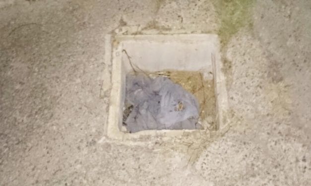 Arqueta de registro eléctrico sin tapa en subidor del castillo