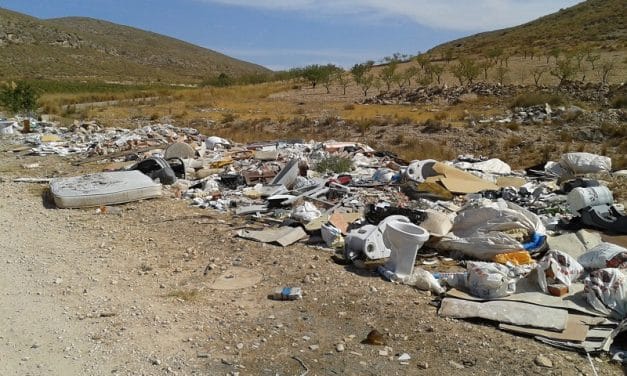 Vertedero incontrolado en camino del Ardal con cruce Barranco Villena