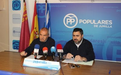 La incompetencia del concejal ha llevado incluso a provocar situaciones  perjudiciales para el comercio local, ubicando contenedores en las mismas puertas de entrada a los mismos