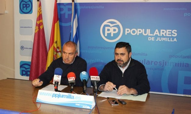 La incompetencia del concejal ha llevado incluso a provocar situaciones  perjudiciales para el comercio local, ubicando contenedores en las mismas puertas de entrada a los mismos