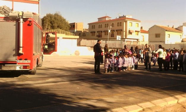 Los escolares no han podido acceder a las clases debido a que el equipo de gobierno socialista no ha garantizado la seguridad del centro.